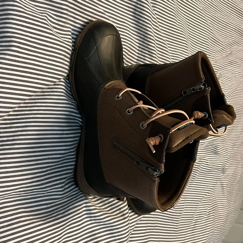 Sperry duck boots. Women’s size 8 - Picture 4 of 10